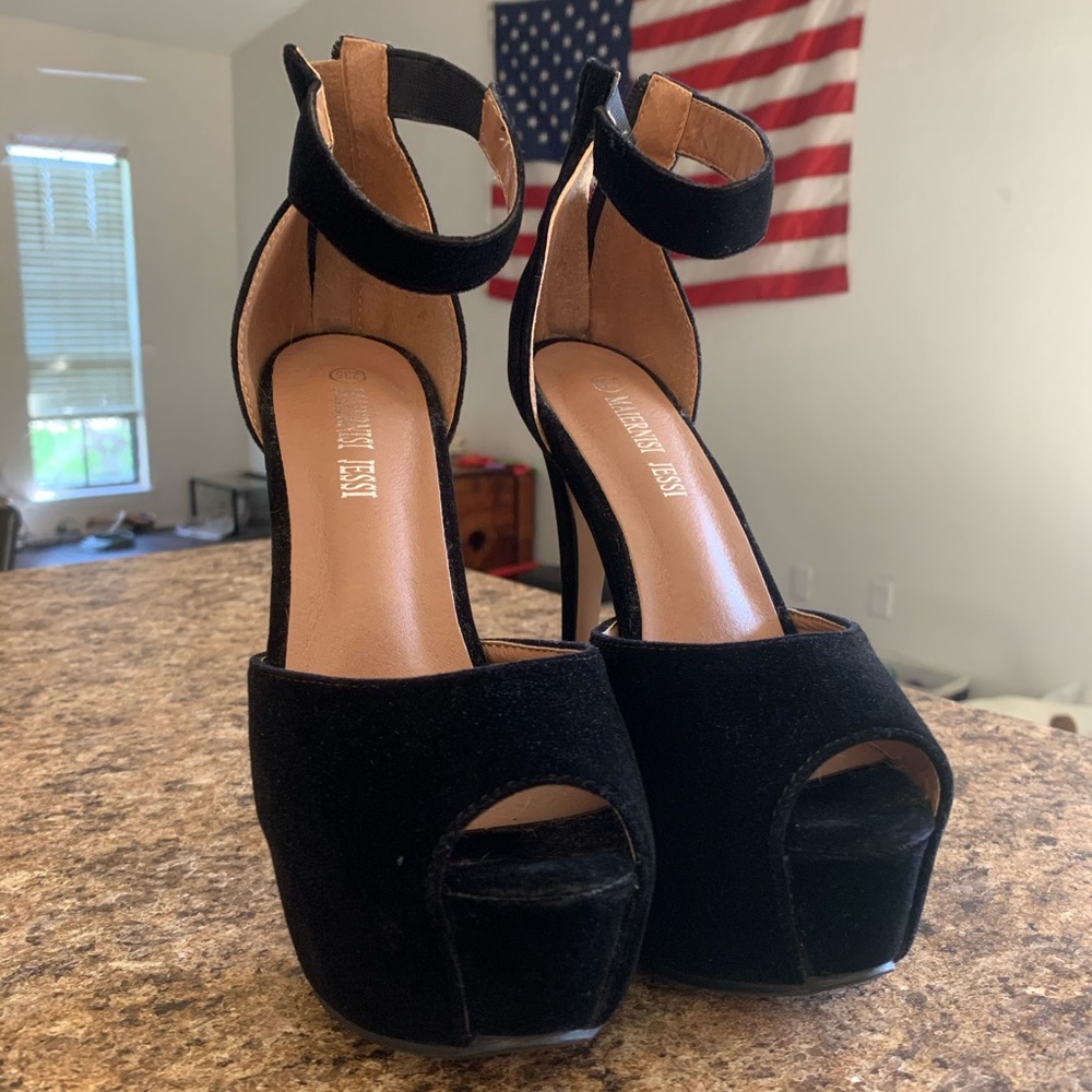 Black NEVER BEEN WORN platform heels